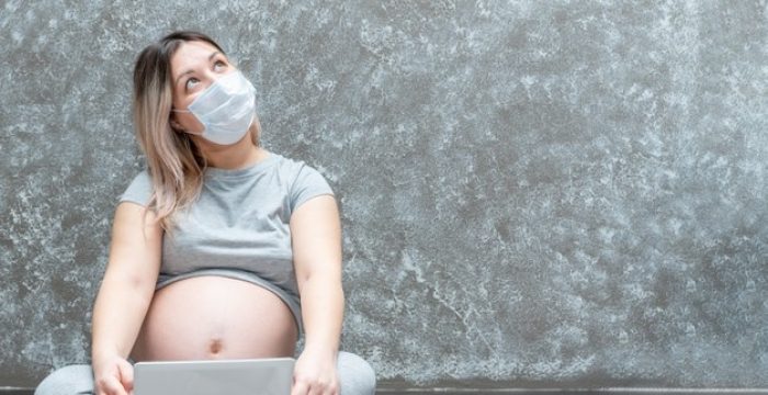 femme-enceinte-pensive-dans-masque-medical-tablette-maison-copiez-espace_295890-603